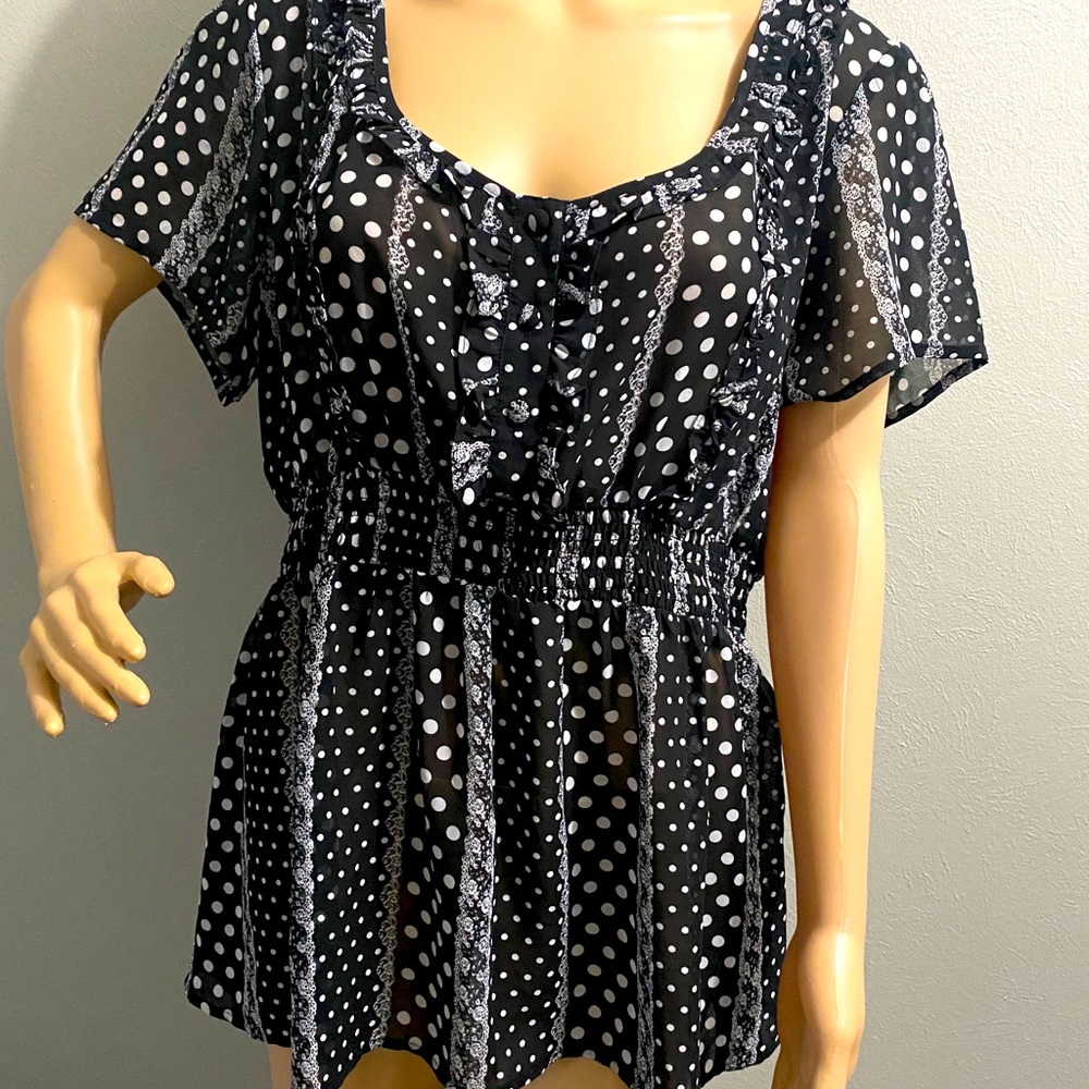 Torrid size 1 shirt. White and black. Flattering!